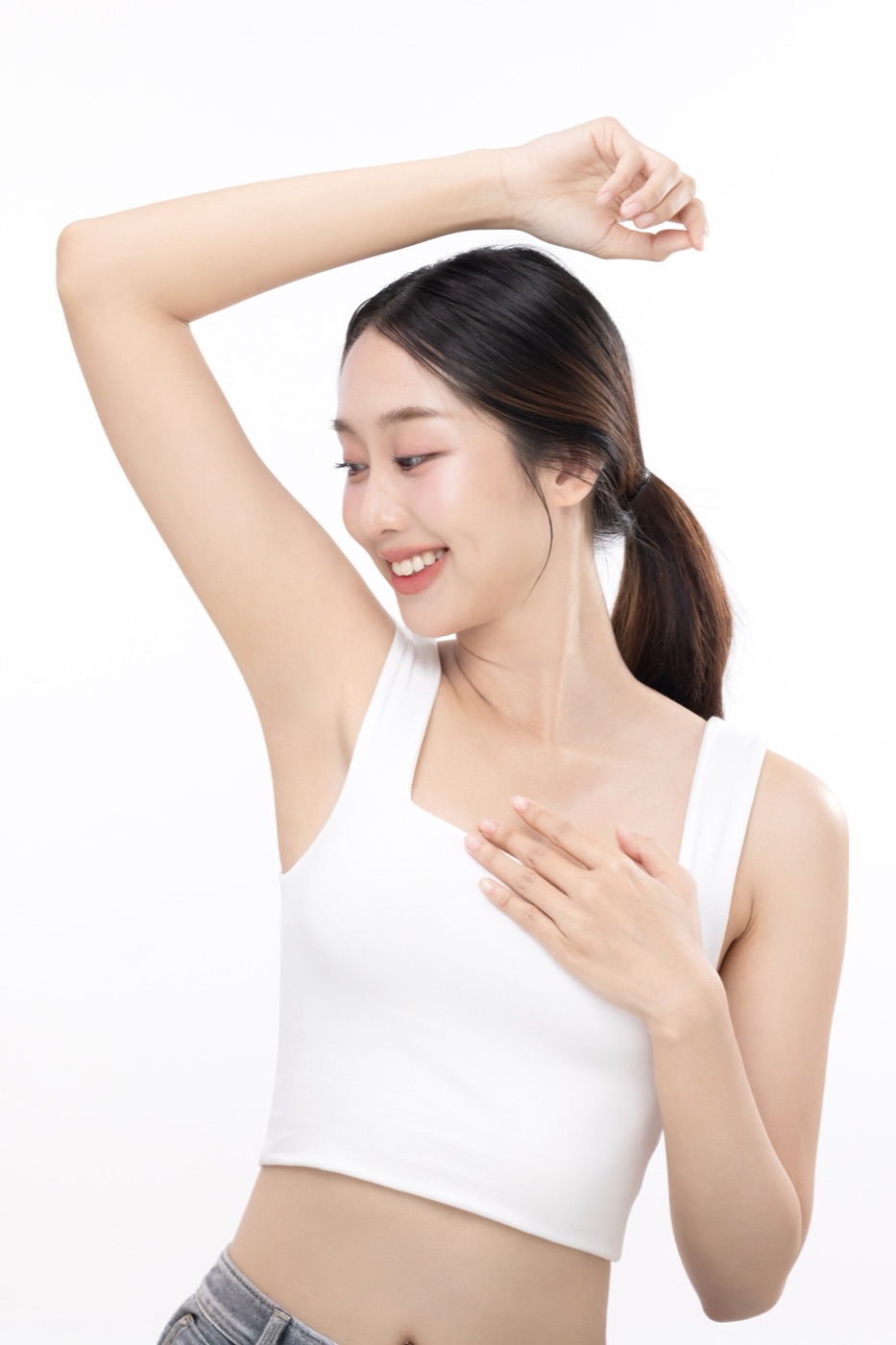 ワキガ治療の選択肢を考える女性