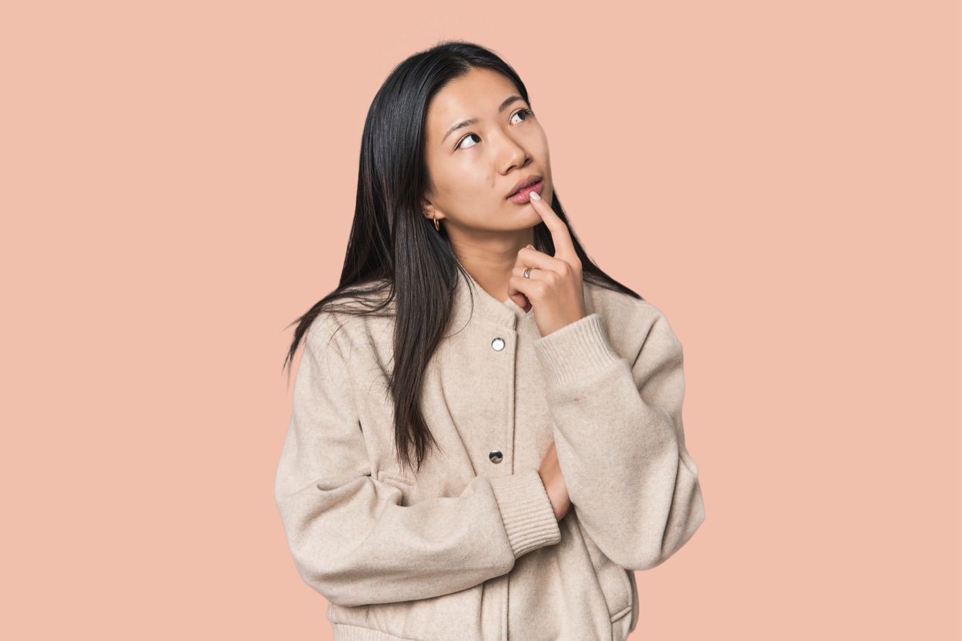 考え込む女性のイメージ