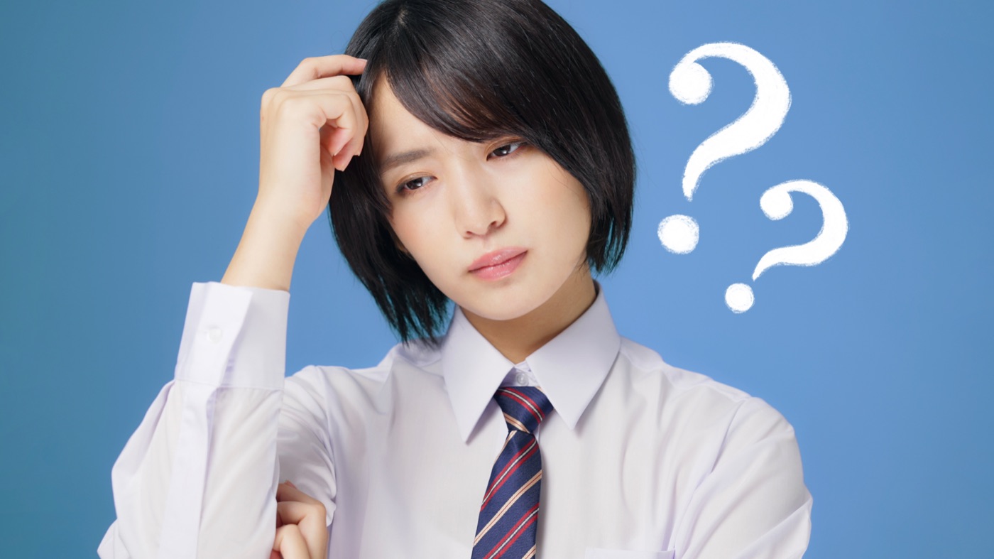 不安そうな表情を浮かべる学生のイメージ