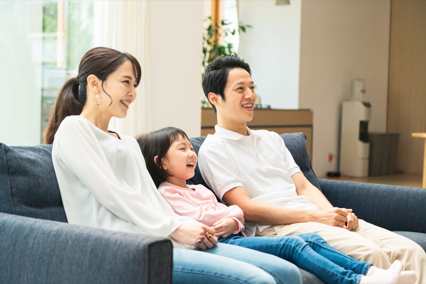 リビングで団らんする家族