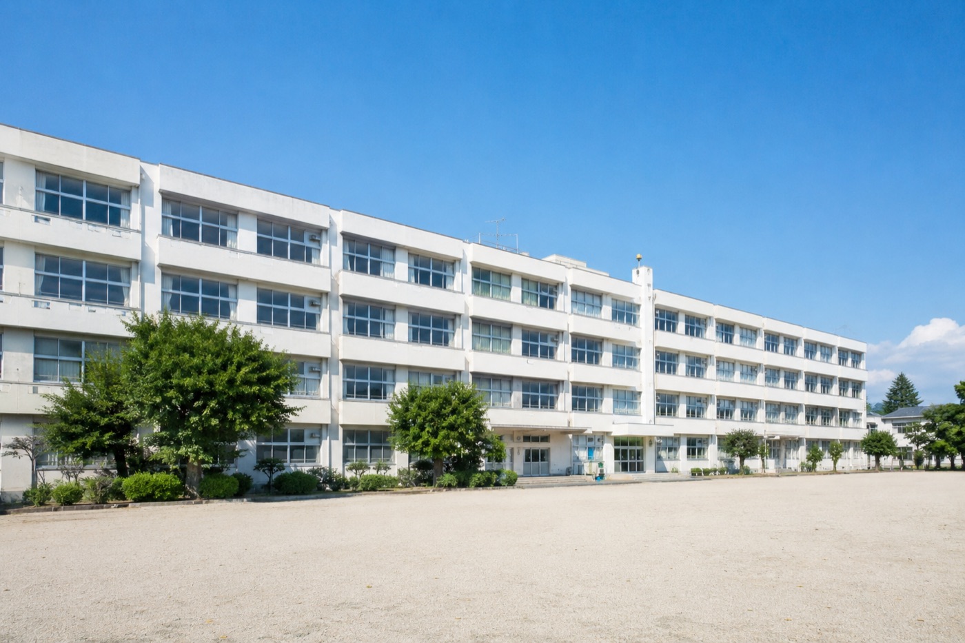 青空の下の小学校の校舎
