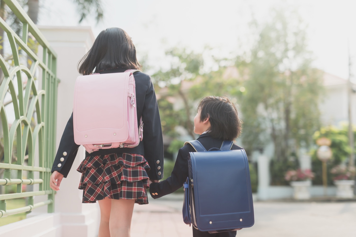 学校に登校する子供たちの後ろ姿