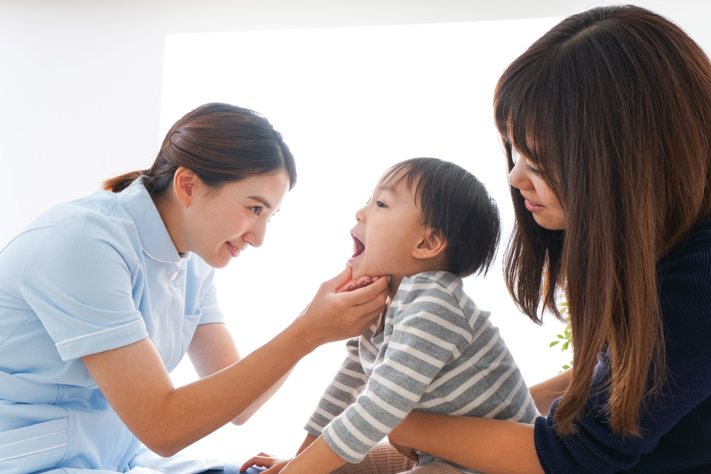 子供の診察に付き添う保護者