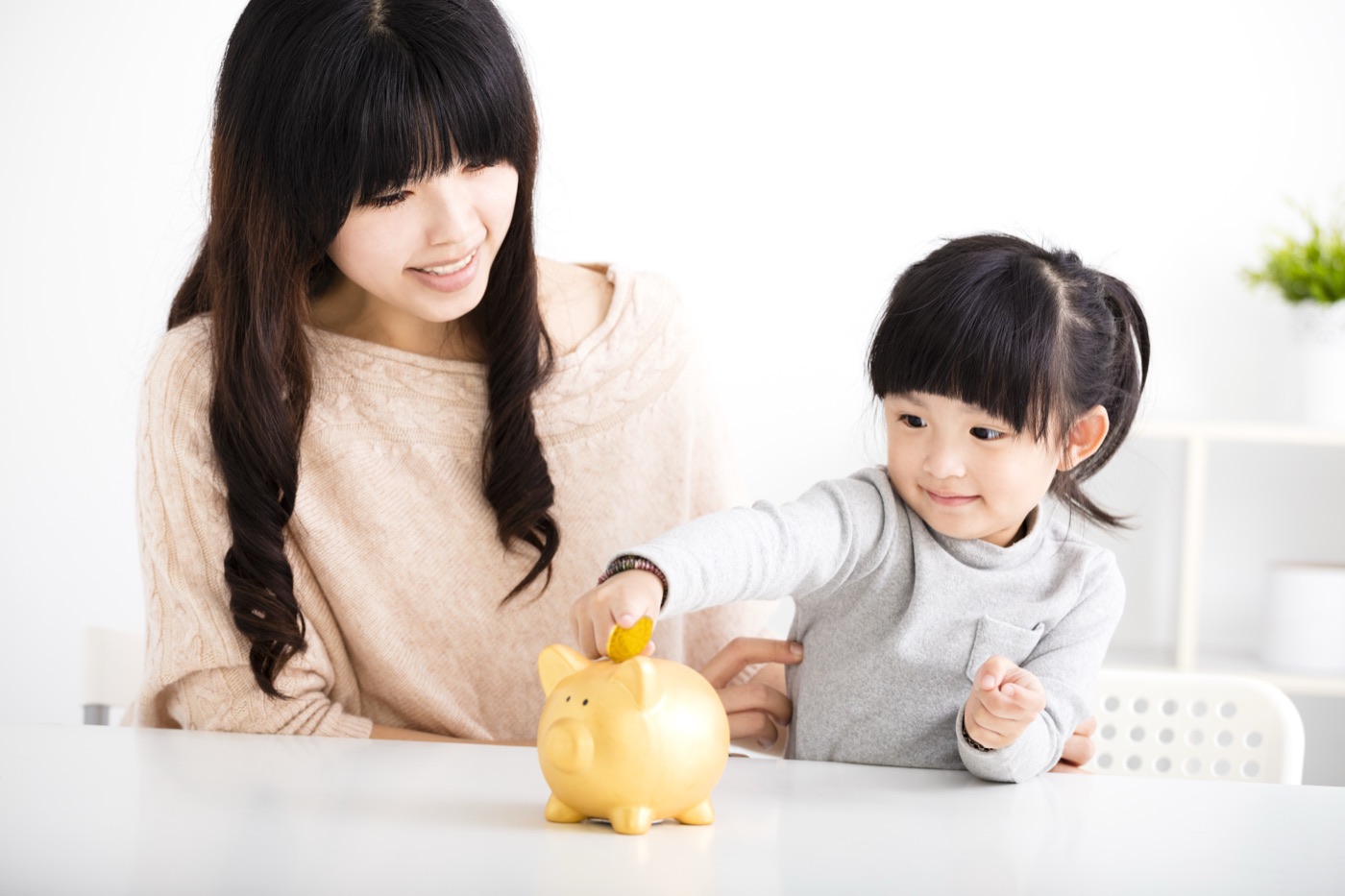 家族で貯金しながら将来の費用を計画するイメージ